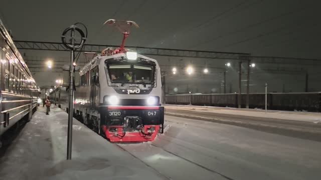 ЭП20 - 047 с поездом "Италмас" Ижевск - Москва / Ст. Ижевск смотреть онлайн