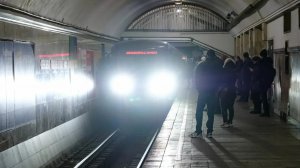 81-7080 E-KM відправляєтся з станцї Університет