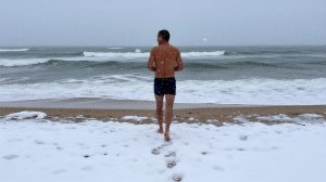 КРЫМ Феодосия ПОГОДА -6C Вода 5C Снег идет Купаюсь на Море Зимой Вся Правда КРЫМСКИЙ