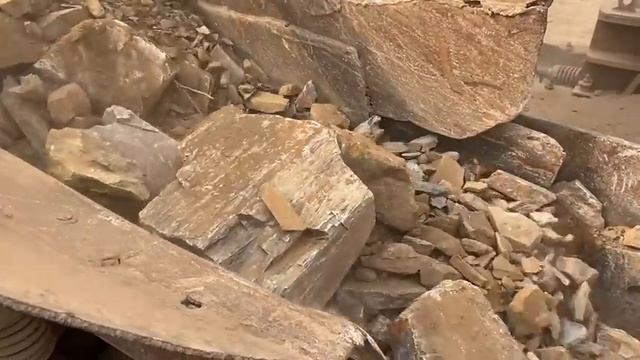 Большие камни застряли друг в друге. Пришлось приложить немало усилий, чтобы их вытащить.