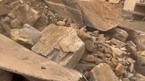 Большие камни застряли друг в друге. Пришлось приложить немало усилий, чтобы их вытащить.