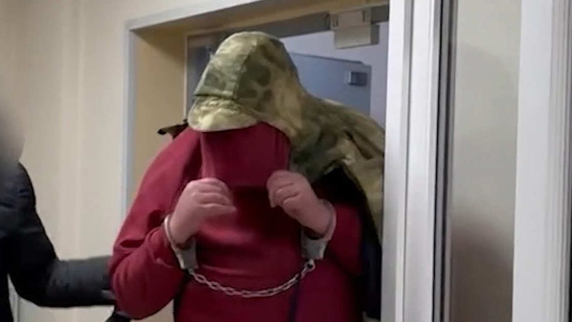 Подозреваемый в убийстве девятилетнего мальчика в Петербурге прятал лицо в суде смотреть онлайн