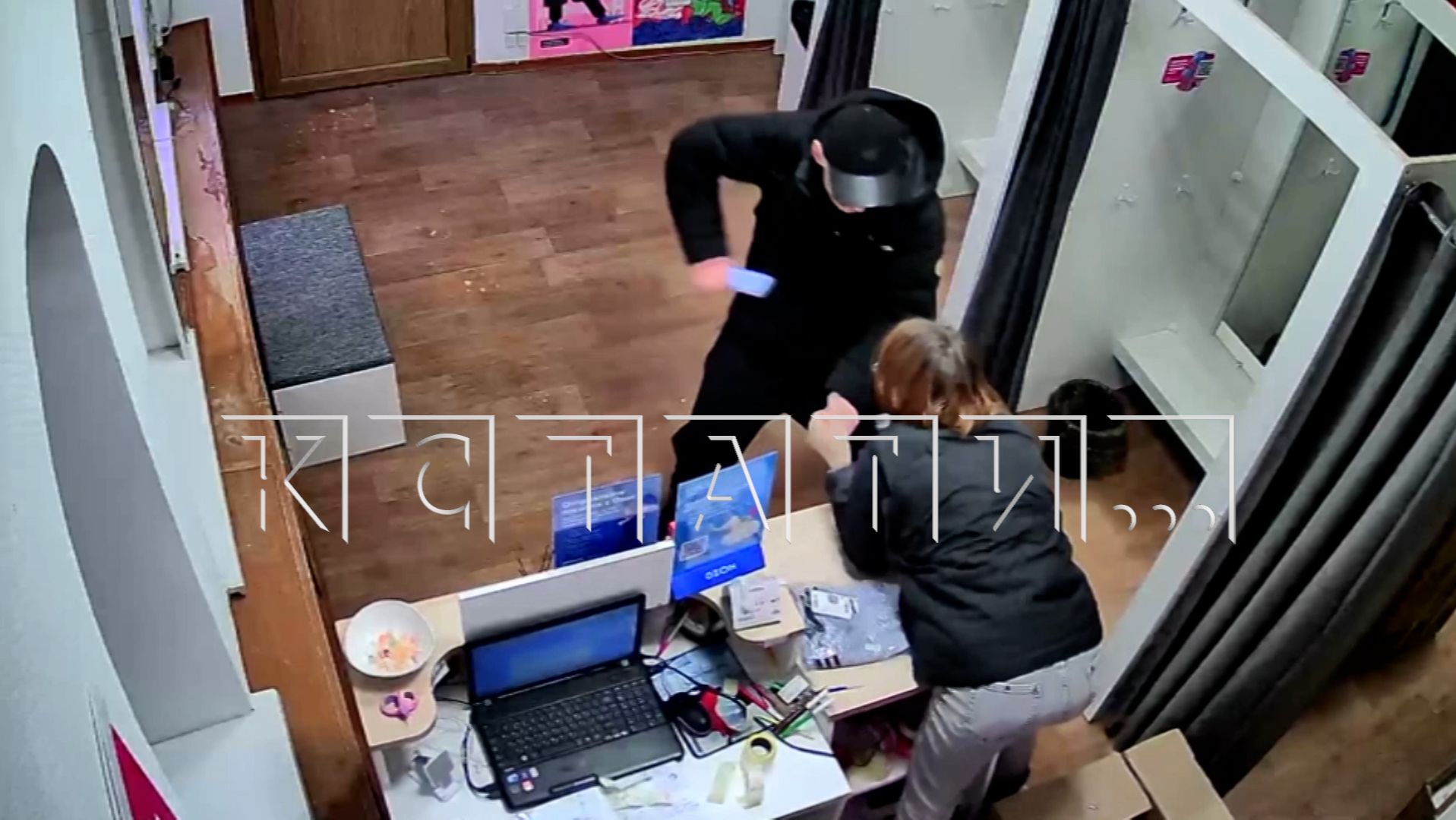 Неадекватный мужчина, угрожая канцелярским ножом, попытался затащить сотрудницу ПВЗ в примерочную смотреть онлайн