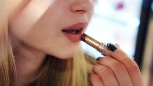 Россияне стали чаще покупать косметику для себя и близких к праздникам