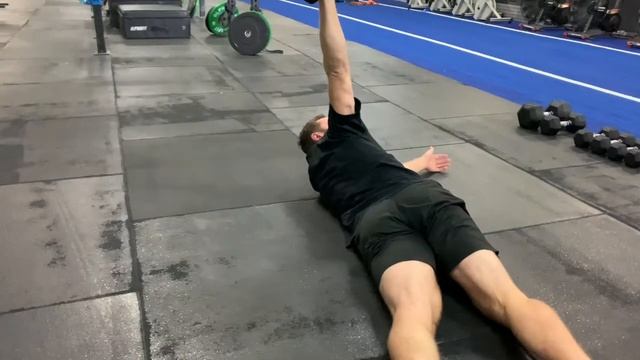Dumbbell Arm Bar | Удержание гантели с разворотом лежа на полу