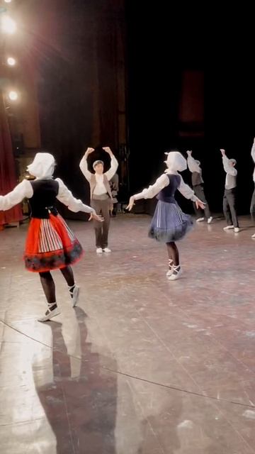 красиво танцуют.mp4 смотреть онлайн