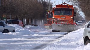 Последствия мощного снегопада убирают в Ейске