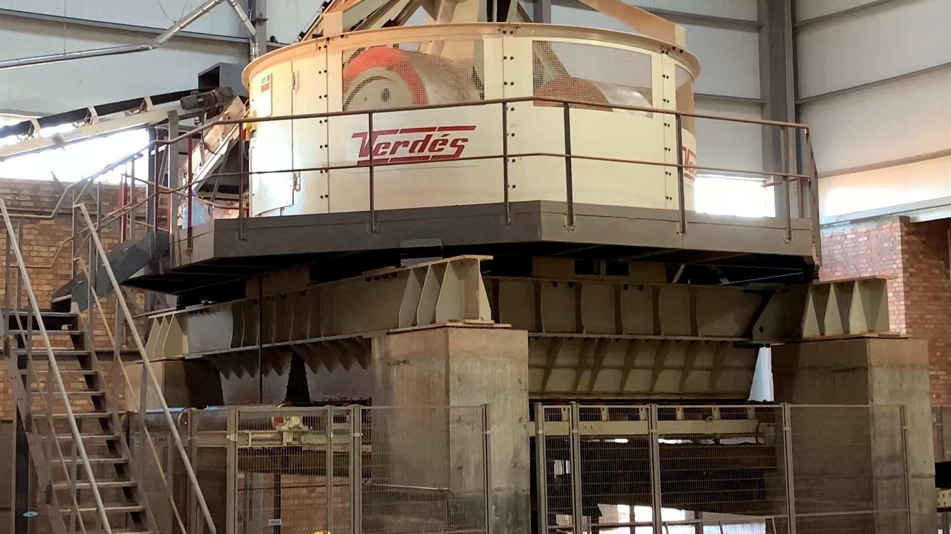 Испанские бегуны мокрого помола Verdes на современном кирпичном заводе Ashur Brick в Ираке Испанские бегуны мокрого помола Verdes на современном кирпичном заводе Ashur Brick в Ираке