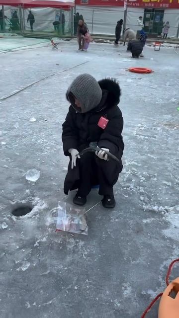 Выпал телефон в лунку, удачная рыбалка.