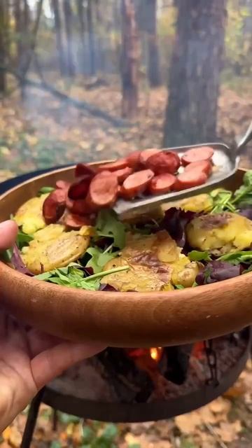 Тёплый салат на природе