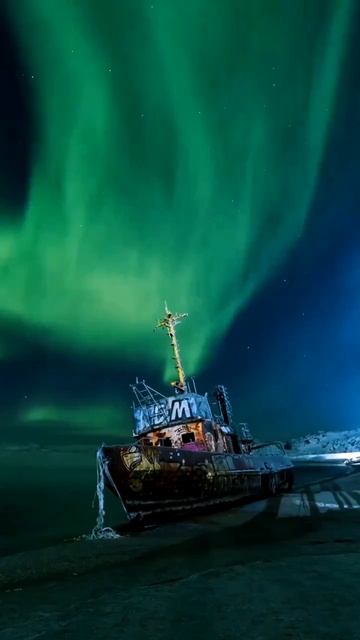 старый заброшенный корабль на пляже с 2020 года Мурманская область смотреть онлайн