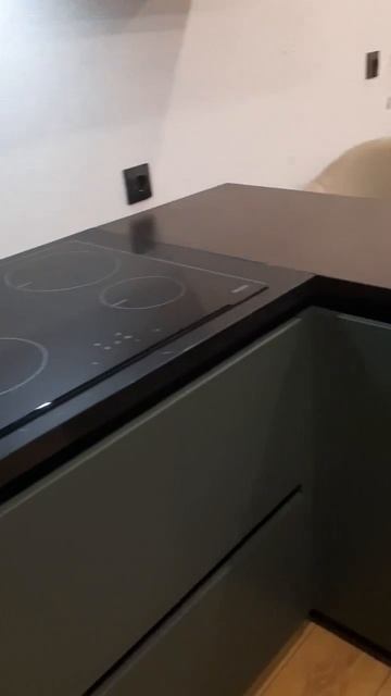 👉 Как сохранить чёрный цвет столешницы идеальной надолго? Выбираем кварцевый агломерат! 🖤