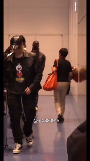 Лун Фу так красив в этом платье.