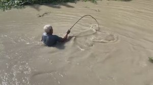 ДЕДУШКА ПОЙМАЛ ГИГАНСТКУЮ АРАПАИМУ