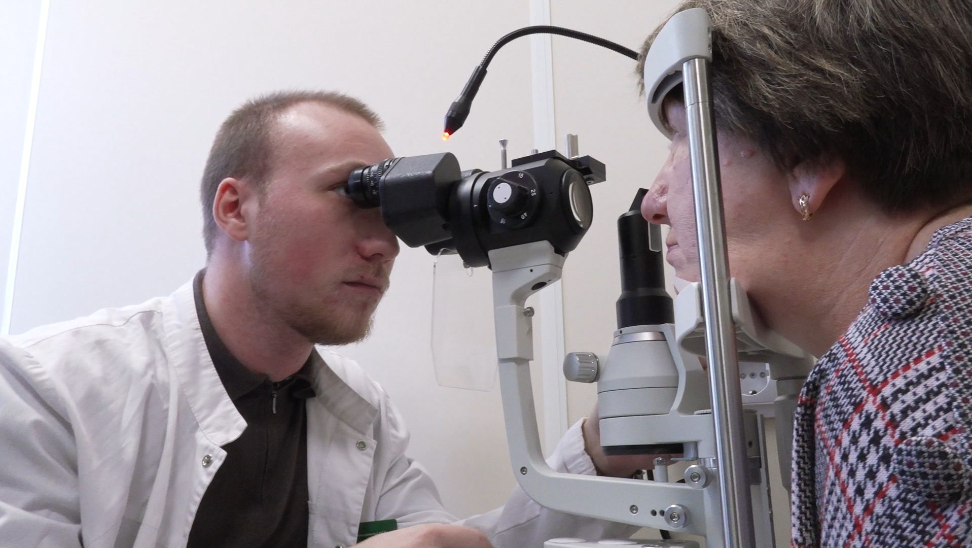 Молодой врач-офтальмолог начал работать в новой поликлинике № 7 смотреть онлайн