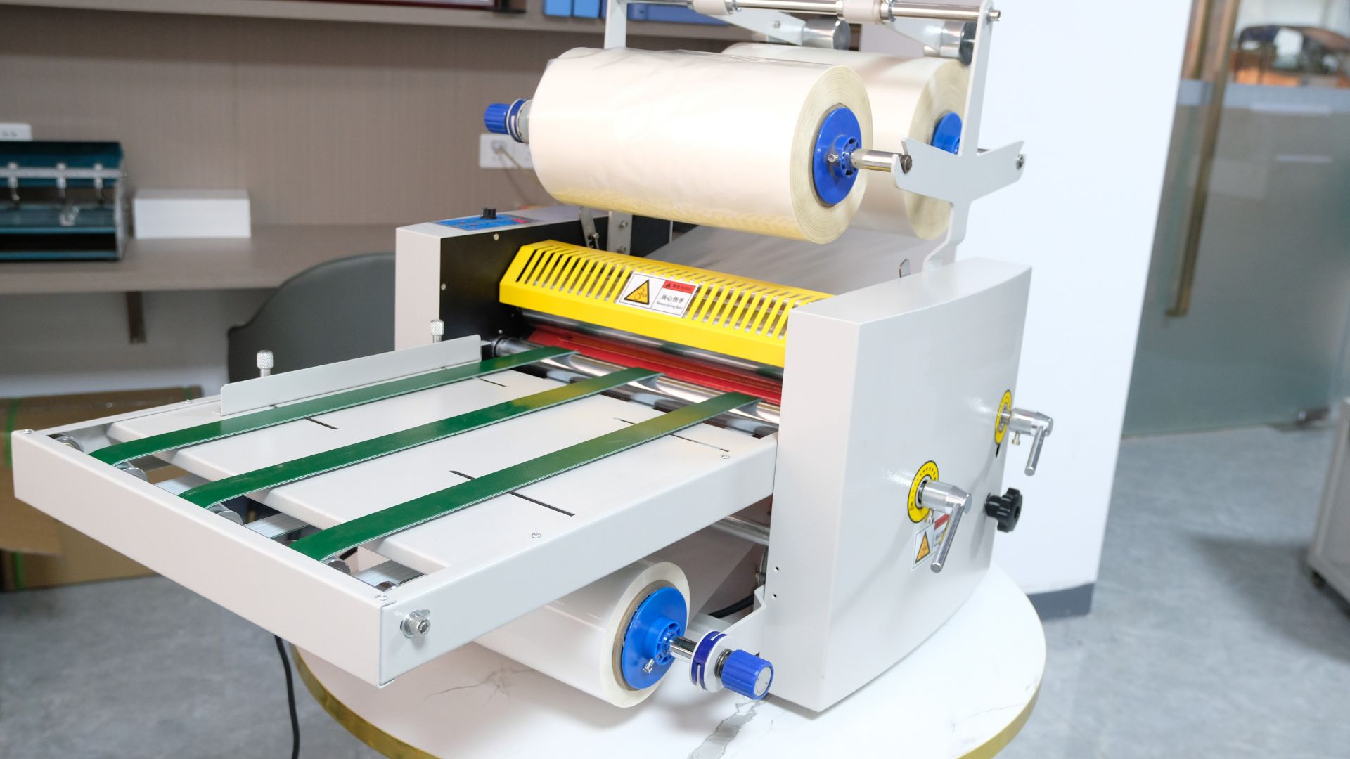 Цифровой настольный рулонный ламинатор AfterPrint SMFM 5002z. Видео 2.