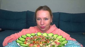 Мукбанг ужин Омлэт с помидорами, колбасой и зеленью. Огурцы , которые нынче дорогие. Еда