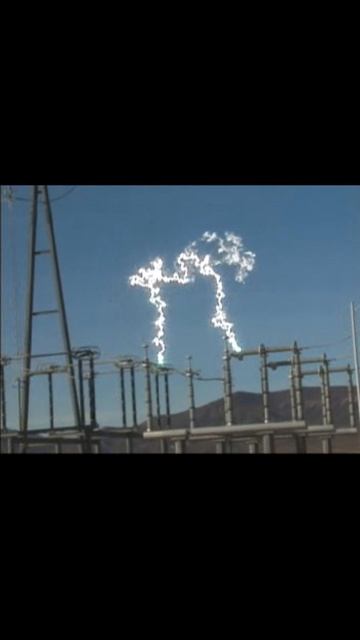 Электрическая дуга на подстанции. Старое видео смотреть онлайн