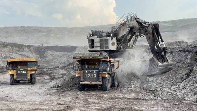 Огромный монстр землеройных технологий — экскаватор Liebherr R 9350 вступает в бой против массивных