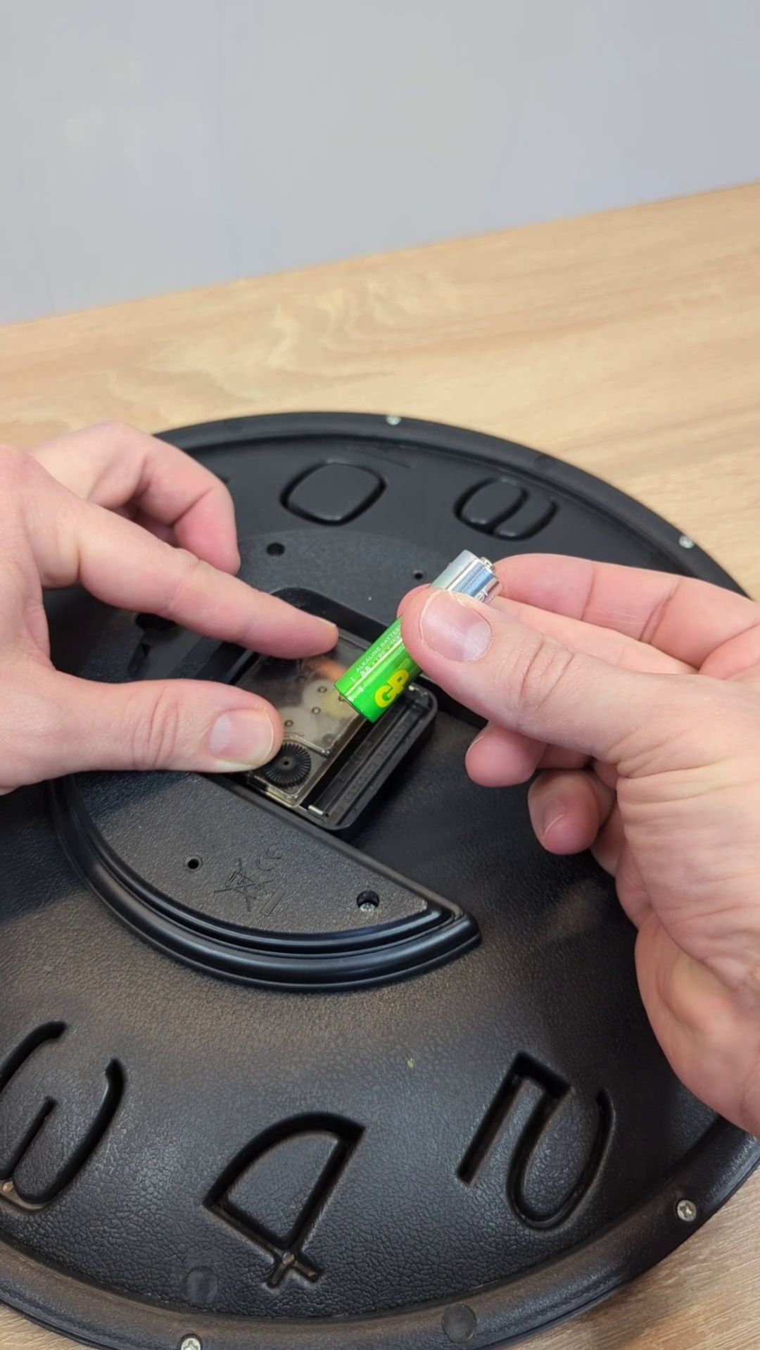 Одинокий мастер по ремонту часов поделился хитростью!