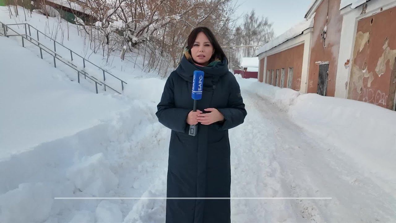 Из-за снега пожарная машина не смогла проехать к горящему дому смотреть онлайн