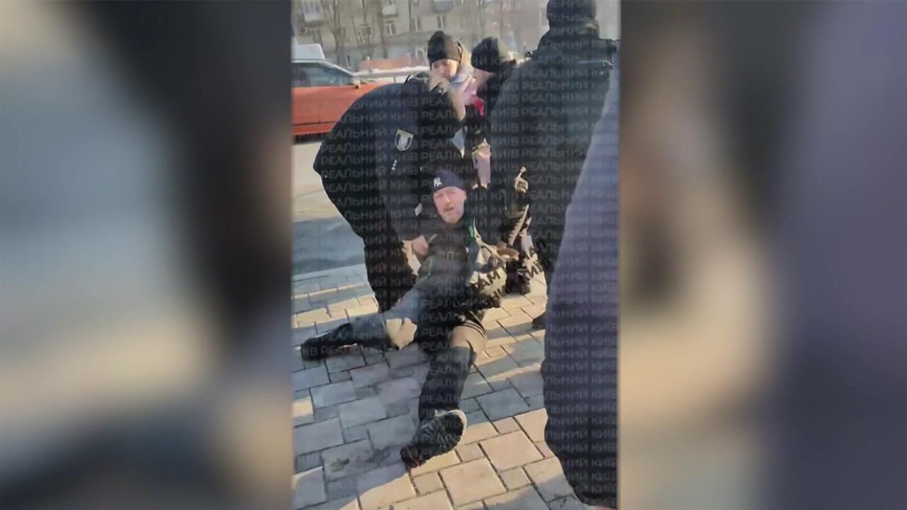 В украинской армии на фоне отступления по всем фронтам катастрофическая ситуация с пополнением. смотреть онлайн