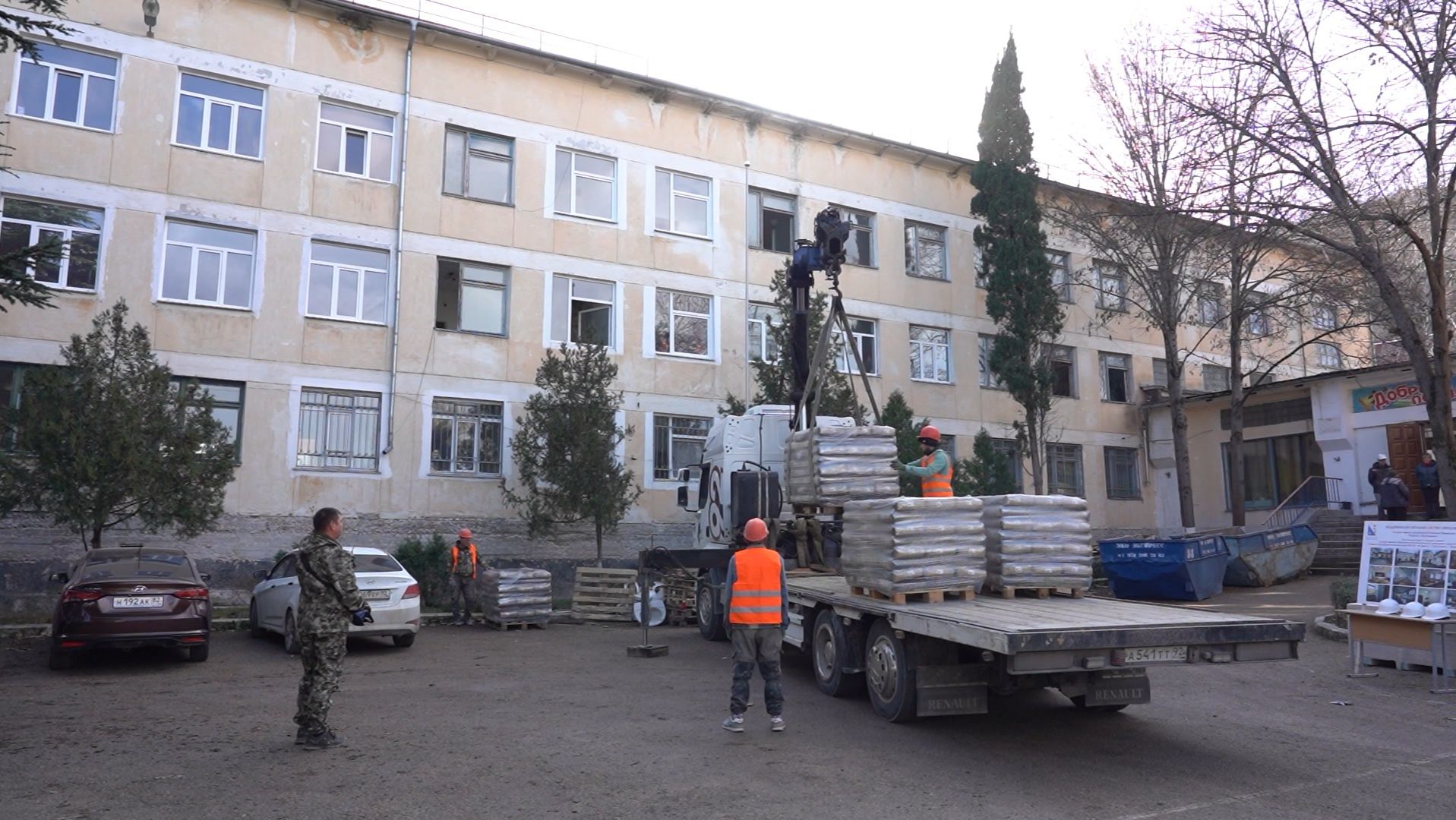 По партийной программе начали капитальный ремонт школы № 28 в посёлке ГРЭС смотреть онлайн