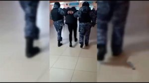 Появилось видео задержания подростка, который устроил стрельбу в школе в Уфе.