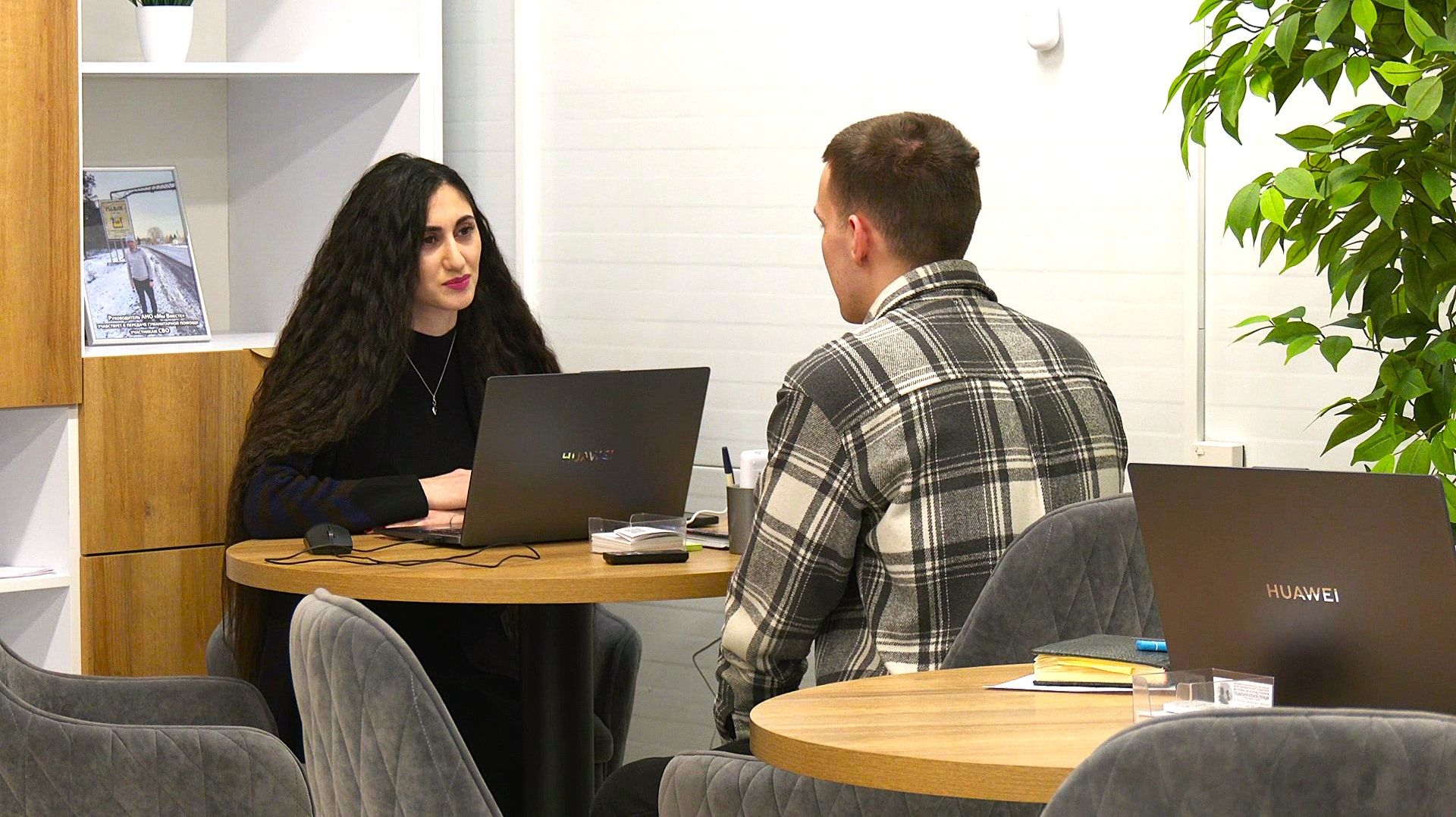 Решают непростые задачи - в Нижневартовске юристы помогают участникам СВО смотреть онлайн