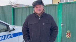 В Хакасии инспекторы ДПС оказали помощь пожилой семейной паре, поменяв пробитое колесо на их машине