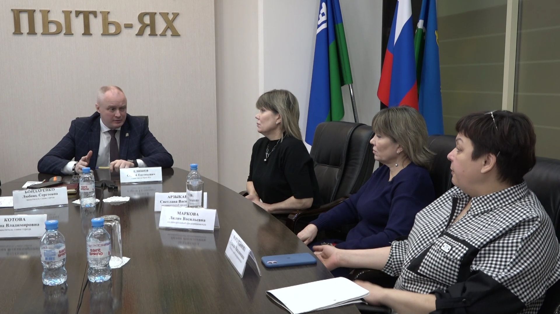 Предприниматели, пострадавшие от пожара на рынке, встретились с главой Пыть-Яха смотреть онлайн