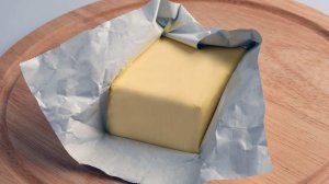 Женщина спрятала телефон в брикете масла и попыталась передать его в изолятор