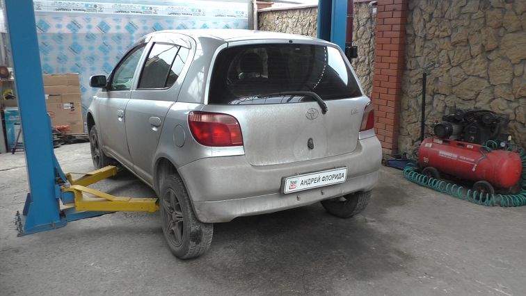Замена левого наружного ШРУС на Toyota Vitz Тойота Витц SCP10 2001 смотреть онлайн