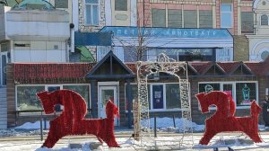 Снег на площади , каток, ёлка. Владивосток