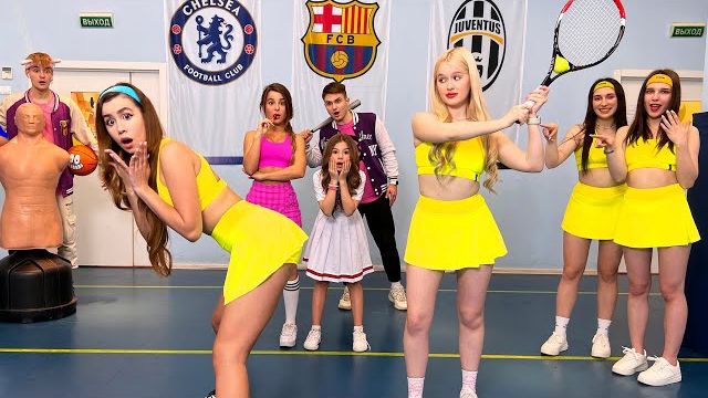 ДЕРЗКИЕ ДЕВЧОНКИ ВЗЯЛИ НОВЕНЬКУЮ в КОМАНДУ ПОДРУЖКИ АМИНЫ ПОПАЛИСЬ! УЧИТЕЛЬ МАКС ОСТАЛСЯ ОДИН КАМПУС смотреть онлайн