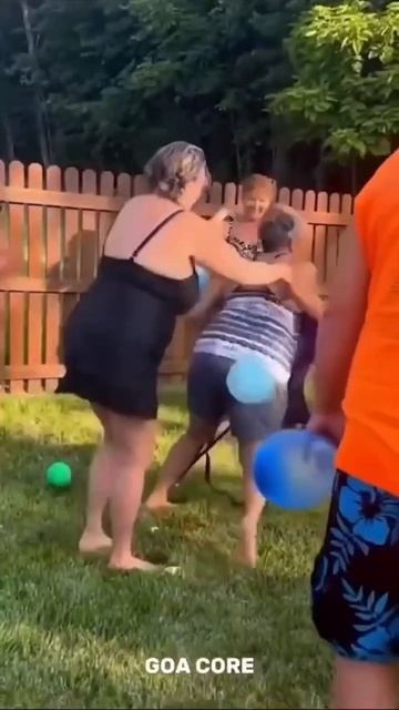 Чпокнула до потери равновесия😄

Шалят бабки не по детски)