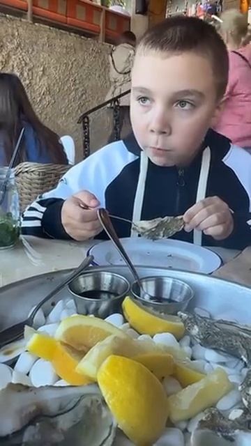 Малой впервые пробует деликатесы морской кухни.