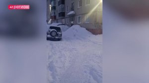 СПАСЕНИЕ УТОПАЮЩИХ В СНЕГУ – ДЕЛО РУК САМИХ УТОПАЮЩИХ: ЖИТЕЛИ СТОЛИЦЫ КАМЧАТКИ САМИ УБИРАЮТ МУСОР