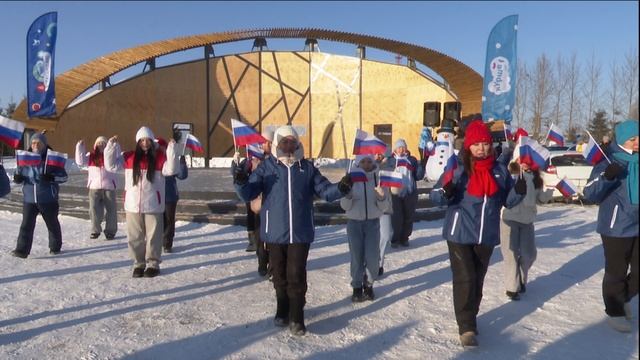 В Центральном парке города разбирали автомат и танцевали под “Синий платочек” смотреть онлайн