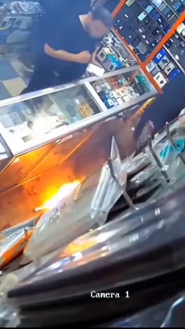 В Индии парень зачем-то укусил аккумулятор, и тот рванул у него прямо во рту. Сверхразум заскучал смотреть онлайн