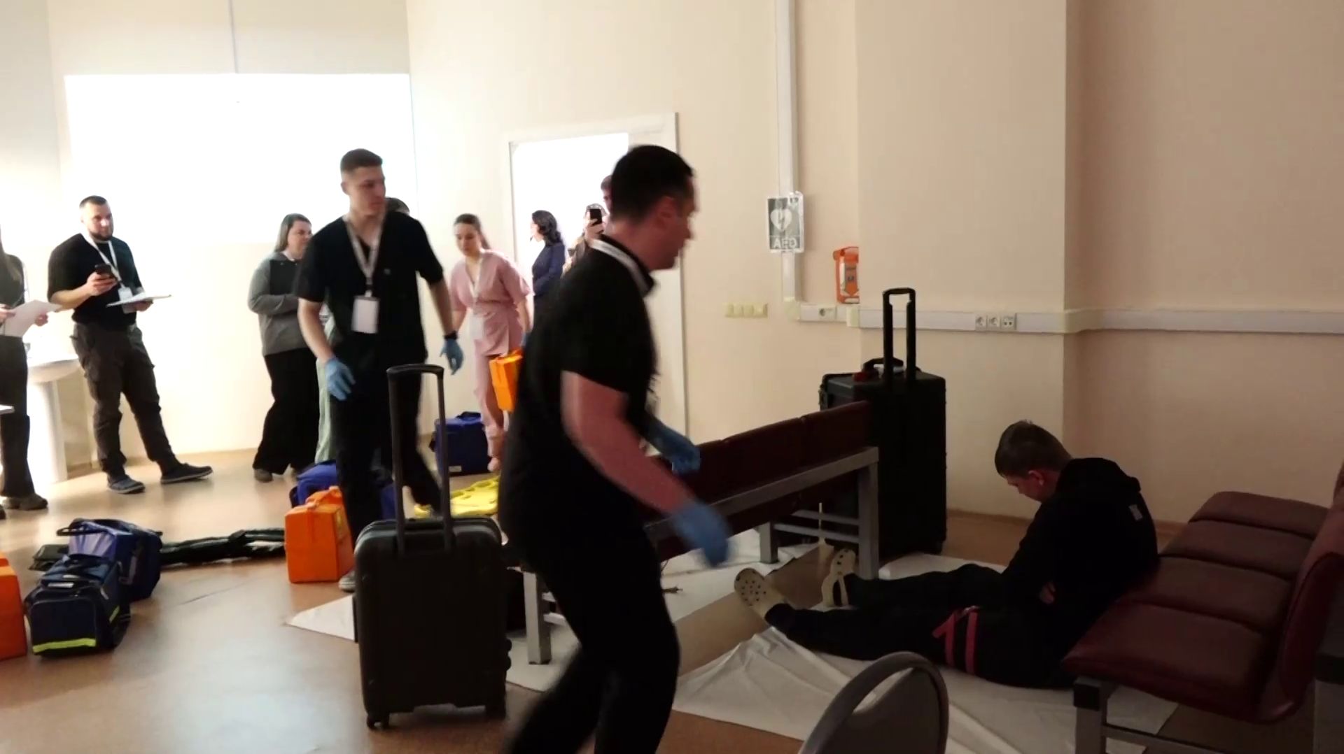 ЭКСТРЕМАЛЬНАЯ «НЕОТЛОЖКА». СТУДЕНТОВ-МЕДИКОВ ПРОВЕРИЛИ НА ГОТОВНОСТЬ К СТРЕССОВЫМ СИТУАЦИЯМ смотреть онлайн