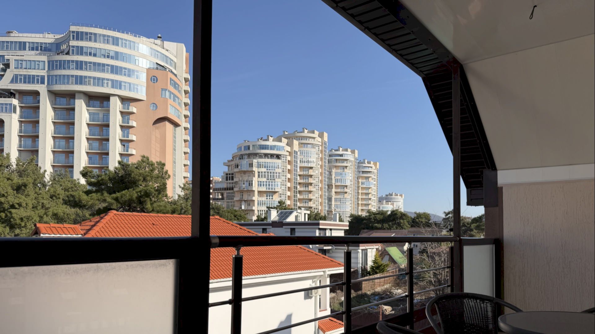 🏡 №246 Сдаётся посуточно трёхэтажный дом 4 спальни и 4 санузла, балкон, 5 мин до пляжа – Геленджик смотреть онлайн