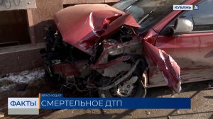 В Краснодаре иномарка вылетела на тротуар после ДТП и насмерть сбила пешехода