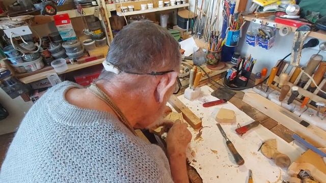 Художник Анатолий Петрович Золотухин создает деревянную игрушку коня запись от 8 февраля 2024 года