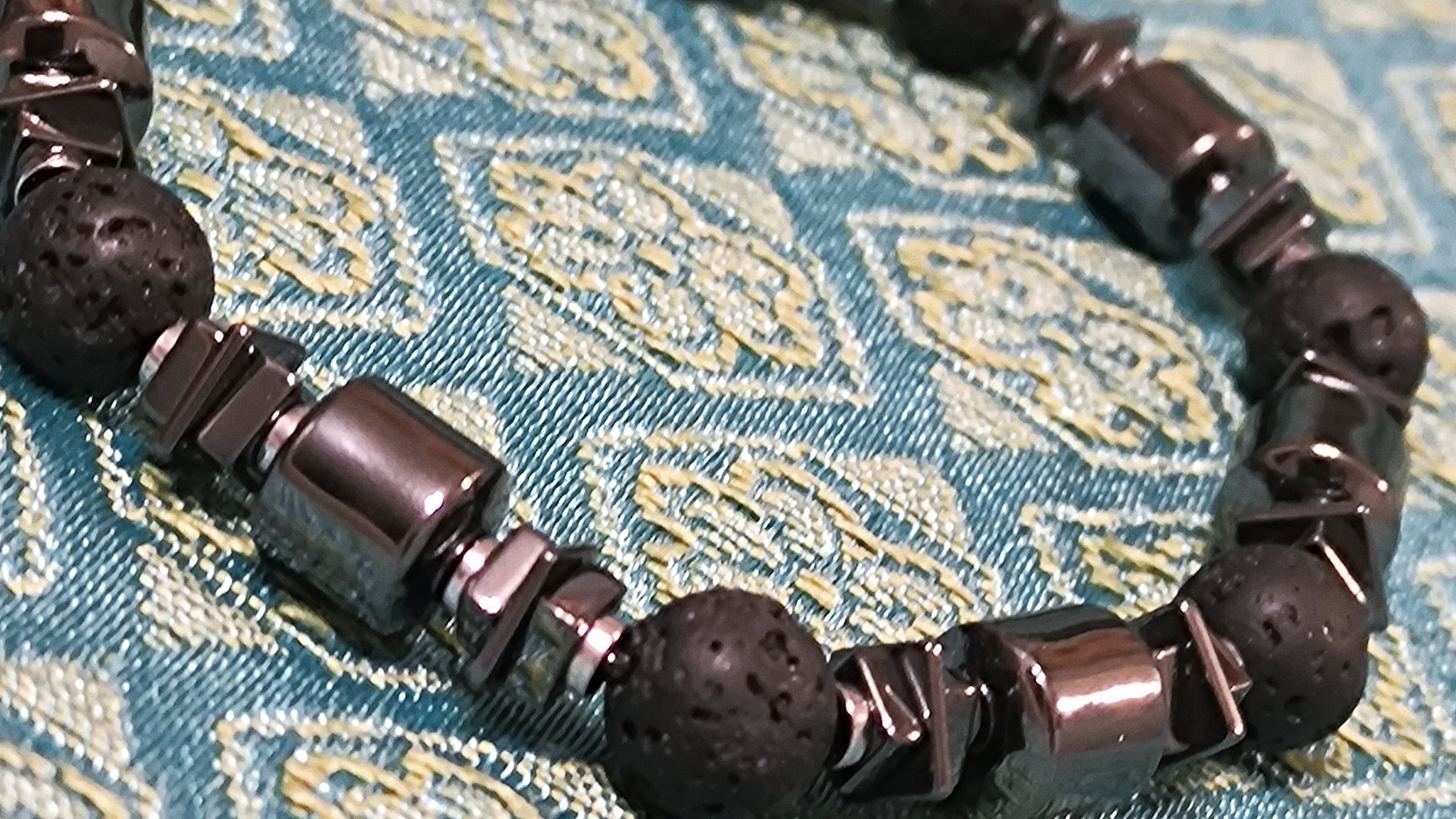 Браслет мужской из вулканической лавы и гематита