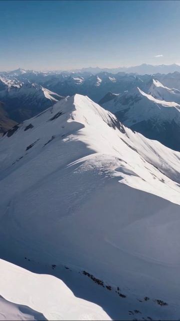 Зимние вершины: красота горного пейзажа #горы #зима #пейзаж