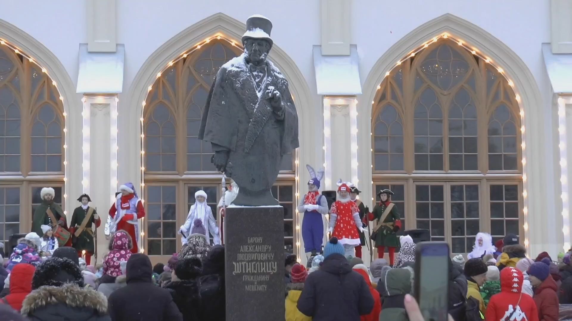 Петергоф встречает поезд Деда Мороза. смотреть онлайн