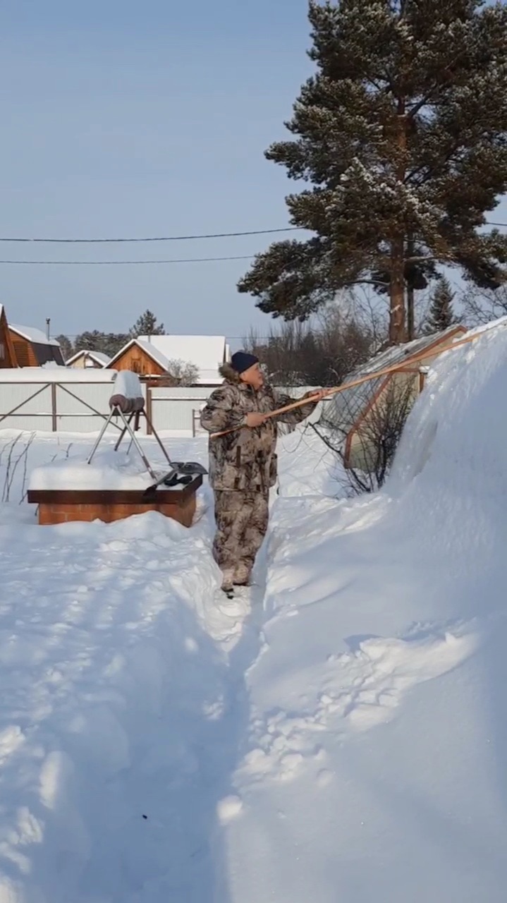 Чистил снег на даче смотреть онлайн