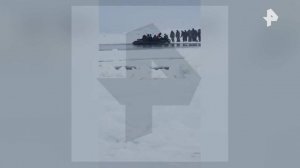 Льдина с рыбаками откололась от берега в Охотском море