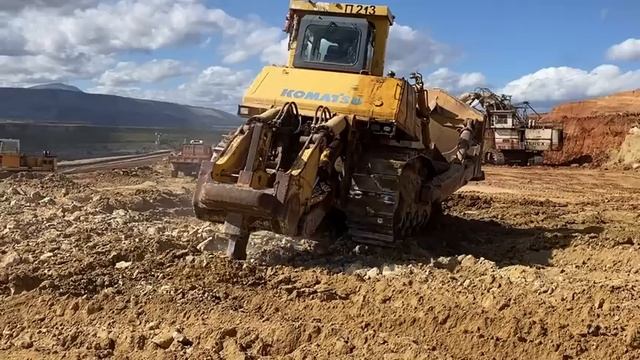 Бульдозер Komatsu D475 для рыхления горных пород и экскаватор Terex RH170 для погрузки в самосвалы